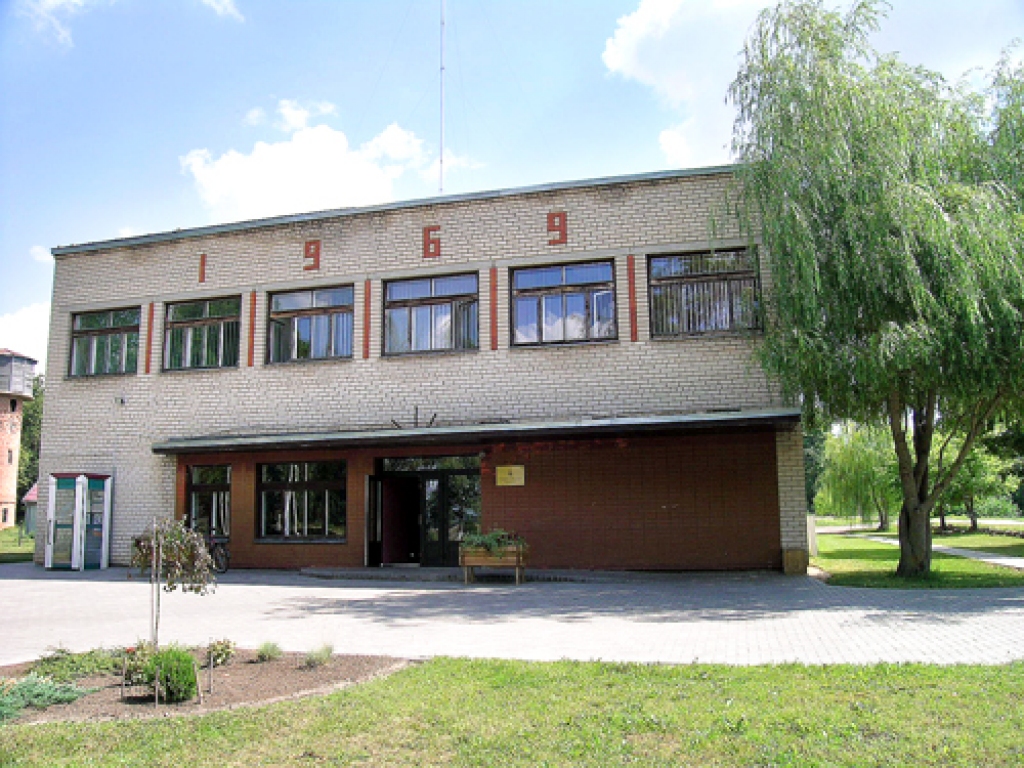 Viesturu pagasta padome apvienošanās novadā mērķdotāciju tērēs arī pašvaldības ēkas jumta seguma maiņai. Mājā vēl atrodas bibliotēka, doktorāts, kultūras nams, sabiedriskā interneta pieejas punkts un pasta nodaļa.
Autors: no «Bauskas Dzīves» arhīva