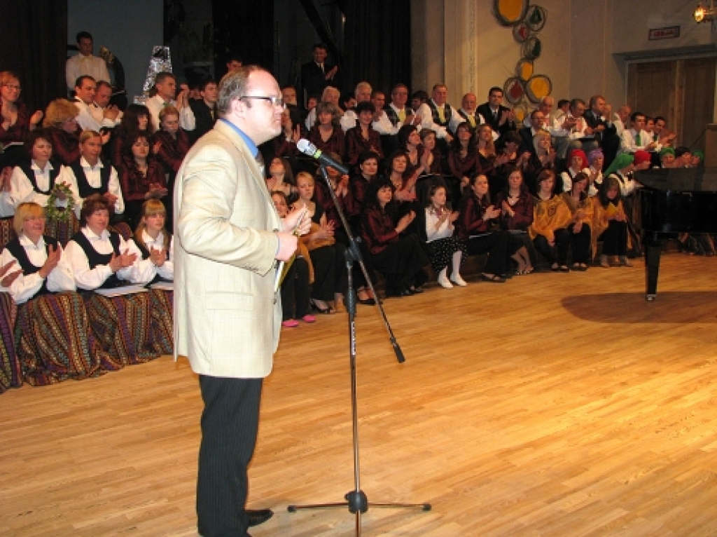 Dziesmu svētku virsdiriģents Māris Sirmais Bauskas rajona korus uzteica par labo apmeklējumu līdz šim notikušajos kopmēģinājumos.
Autors: No «Bauskas Dzīves» arhīva.