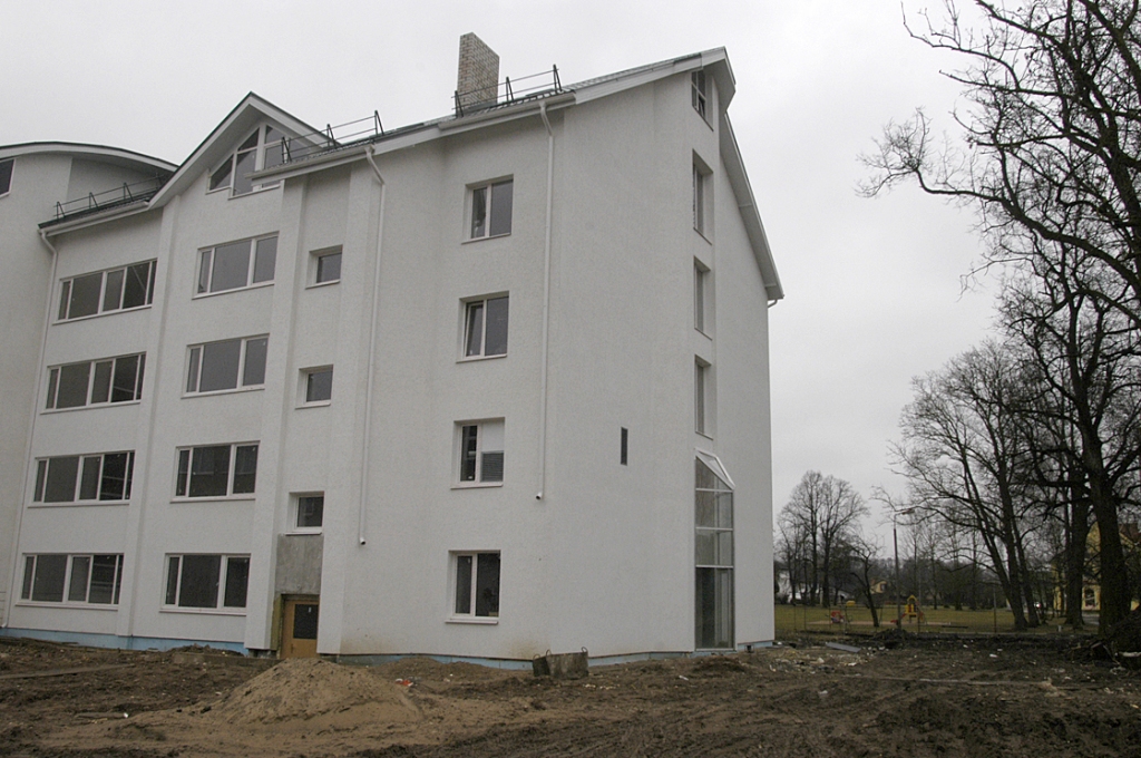 Līdzās daudzfunkcionālajam izglītības centram atjaunojamā mājā atradīsies 22 dzīvokļi. Par 17 dzīvokļu izīrēšanu rīt, 22. maijā, lems Bauskas pilsētas domnieki.
Autors: Ivars Bogdanovs