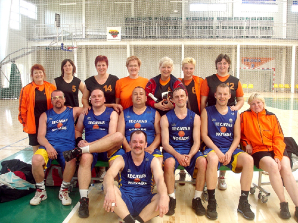 Mūspuses veterāni ar patiku spēlēja basketbolu viesos – Lietuvas pilsētas Radvilišķu jaunajā sporta hallē, un turnīra rezultāti bija iepriecinoši.
Autors: No albuma.