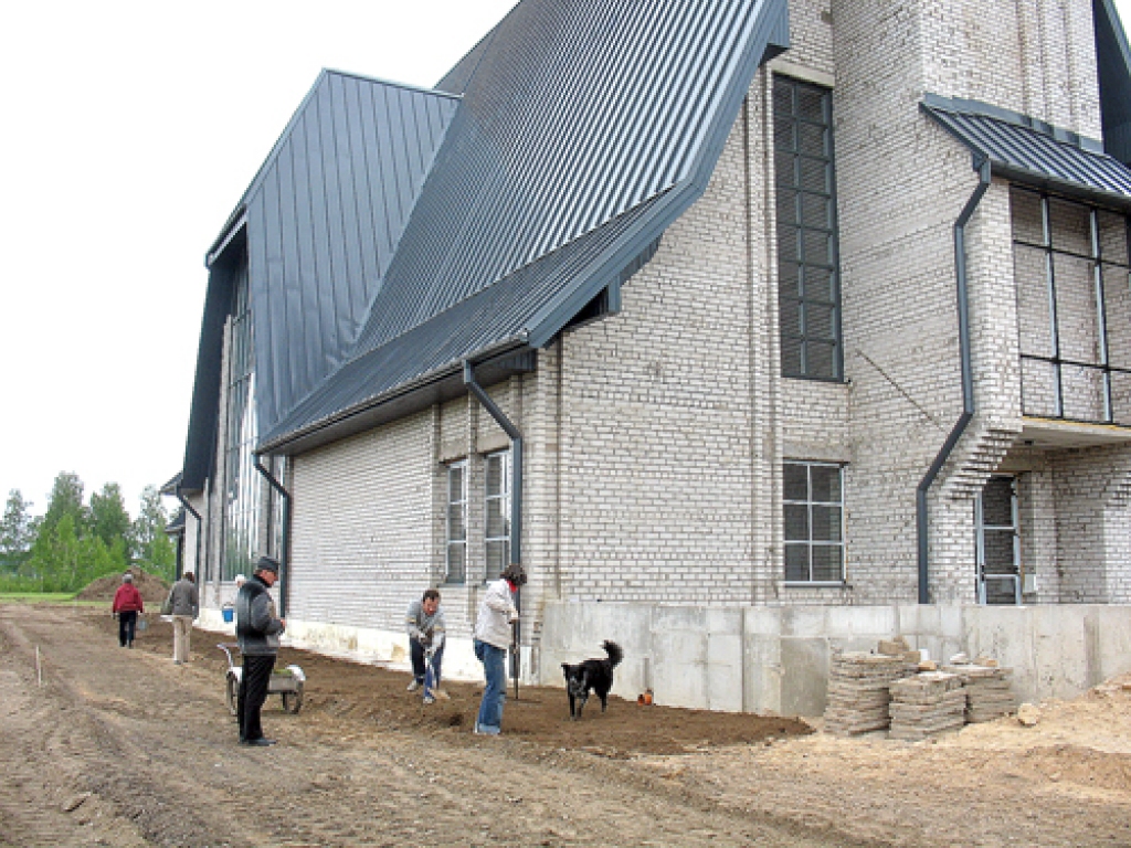 Par Iecavas katoļu baznīcas apkārtni rūpējas draudze un labvēļi. No kreisās –  Bauskas dekanāta dekāns monsinjors Jānis Zviedrāns.
Autors: Juris Iļņickis