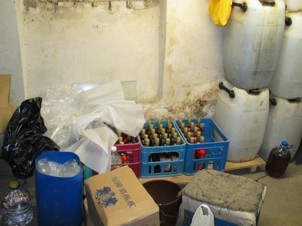 pes ielā Bauskā apmēram gadu darbojās teju īsta šņabja rūpnīca. Tajā izgatavoto dziru pildīja pudelēs, uz kuru etiķetēm bija rakstīts: degvīns 