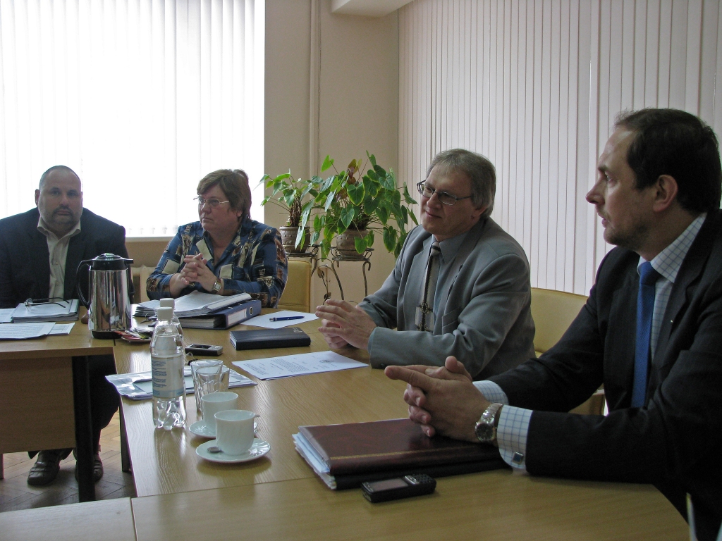 Par Bauskas pils turpmāko restaurācijas gaitu spriež: pils direktors Māris Skanis (no kreisās) RP grāmatvede Eleonora Jansone, RP priekšsēdētājs Aivars Okmanis un ministrs Normunds Broks. 
Autors: Vilnis Auzāns