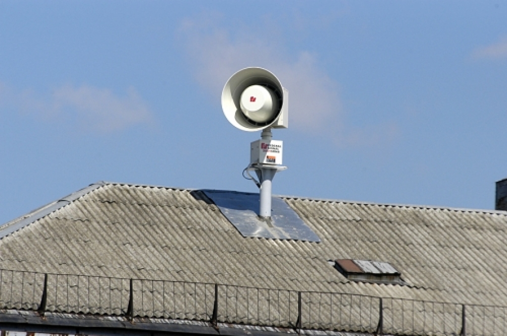 Bauskas rajonā centralizēti iedarbināmā sirēna atrodas uz Bauskas 2. vidusskolas jumta.
Autors: No «Bauskas Dzīves» arhīva.