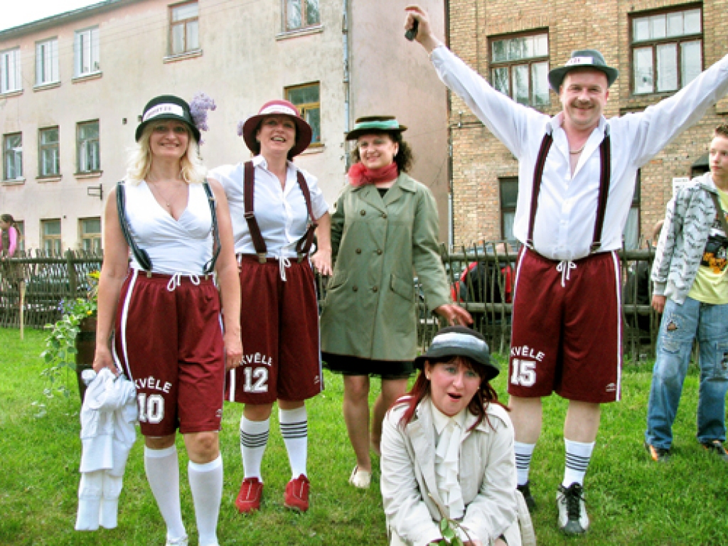 Novadpētniecības un mākslas muzeja organizētā skrējienā SIA «Kvēle» komanda pirmie atrada visus objektus un saņēma divas balvas – kā zinošākie un pasākuma tematikai «O, Vācija!» atbilstīgāk tērpušies.
Autors: Juris Iļņickis