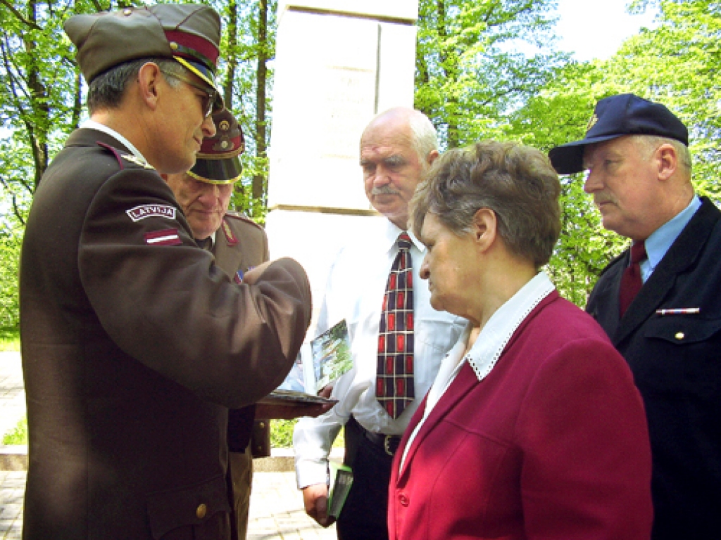 Latvijas Aizsargu organizācijas priekšnieks (no kreisās) Jānis Strūģis un mežotnieks Imants Zeltiņš stāsta Bauskas Domes priekšsēdētājai Ārijai Gailei par veikto izpētes darbu cīņu vietās Kurzemes katlā. Bauskā bija arī (otrais no labās) Māris Linde, Aizsargu 6. Aizputes pulka komandieris, kas sarakstījis grāmatas par Latvijas vēsturi.
Autors: Inga Muižniece