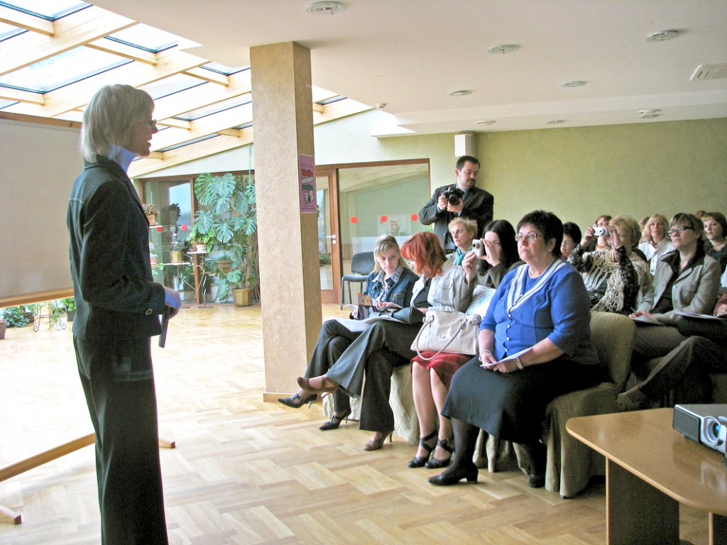 Latvijas Bērnu un jaunatnes literatūras padomes prezidente Ilze Stikāne atklāj starptautisko bibliotekāru konferenci «Bibliotēka – interesanta jauniešiem».
Autors: Vilnis Auzāns