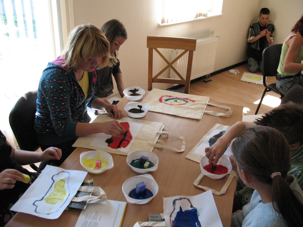 Izsolē ir iespējams iegādāties darbus, ko mātes dienā radījuši dažāda vecuma SOS bērnu ciematu bērni. 
Autors: No albuma.