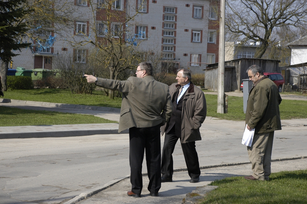 Iecerētajam Bauskas baseinam viens no pievedceļiem paredzēts uz Salātu ielas pusi. Domes izpilddirektors Jānis Mičulis (vidū) kopā ar priekšsēdētājas vietnieku Māri Freimani (pirmais no kreisās) un īpašumu apsaimniekošanas nodaļas Andreju Karpiču apskata iespējamos ielas rekonstrukcijas variantus. 
Autors: Ivars Bogdanovs