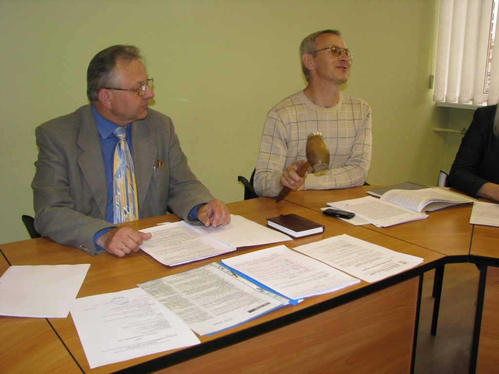 Izsoles vadītājam trīs reizes piesitot ar āmuru pa galdu, 4,8 hektārus lielais zemes gabals tika pārdots par 680 000 latu. 
Autors: Vilnis Auzāns