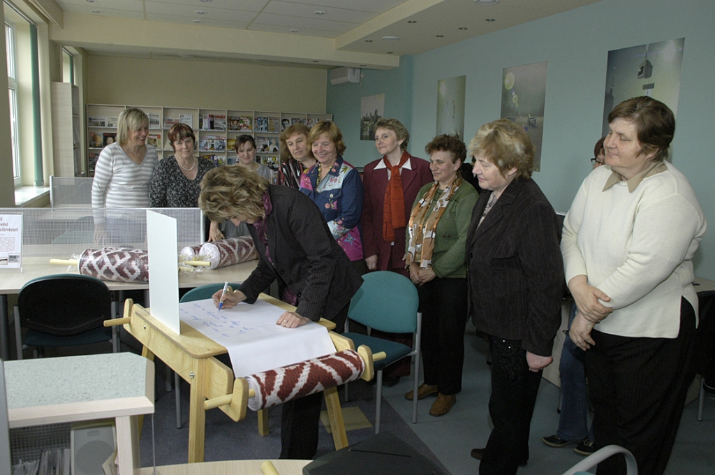 Akciju sabiedrības «Lauku Avīze» sabiedrisko attiecību speciāliste Linda Rumka un šoferis Dainis Pūga pirms ierašanās Bauskas Centrālajā bibliotēkā rakstīšanas galdiņus bija aizveduši uz vairākiem Vidzemes un Latgales rajoniem. 60 galdu jostas rakstīšanai pagatavoti pēc Latvijas Amatniecības kameras prezidenta Viļņa Kazāka idejas.
Autors: Ivars Bogdanovs