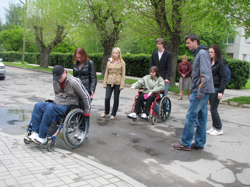 Trotuārā iebūvēts speciāls pazeminājums, taču tas pilnībā neatbilst invalīdu vajadzībām. Bez citu palīdzības uzbraukt uz trotuāra ir grūti. 
Autors: Vilnis Auzāns