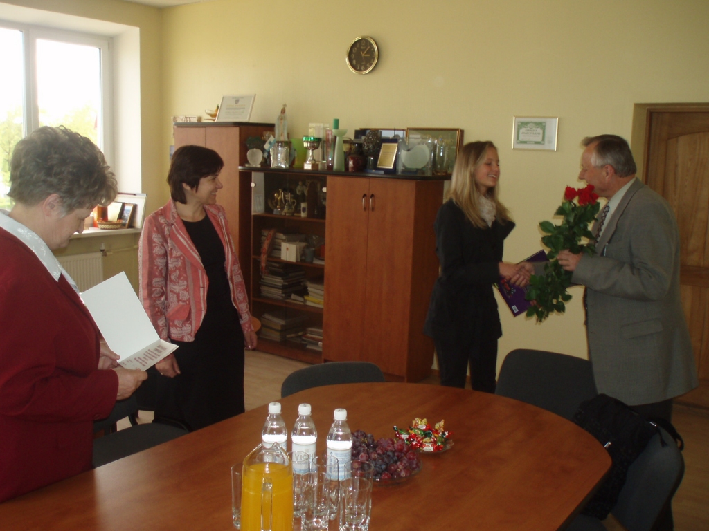 Jauno solisti sveic Bauskas pilsētas izpilddirektors Jānis Mičulis.
Autors: Andra Matuļenko