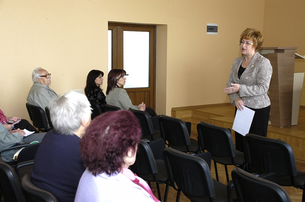 Pašreizējiem pensionāriem pensijas nāk no sociālā budžeta, ko veido pašlaik strādājošo sociālās iemaksas. Aptuveni divi strādājošie uztur vienu pensionāru. Sakarā ar zemo dzimstību, ap 2030. gadu vienam strādājošajam būs jāuztur divi pensionāri, stāsta labklājības ministre Iveta Purne. 
Autors: Ivars Bogdanovs