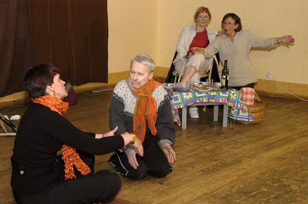 Vecsaulieši skatē izrādīs Leldes Stumbres lugu «Laimīgā Blūmentāle», kuras pirmizrāde Vecsaulē bija 19. aprīlī.
Autors: Juris Iļņickis