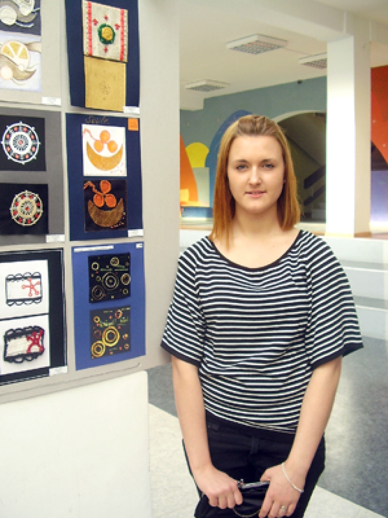 Laila Kampāne, Uzvaras vidusskolas 9. klases skolniece, fotografējās pie pašas veidotiem rokdarbiem.
Autors: No albuma.