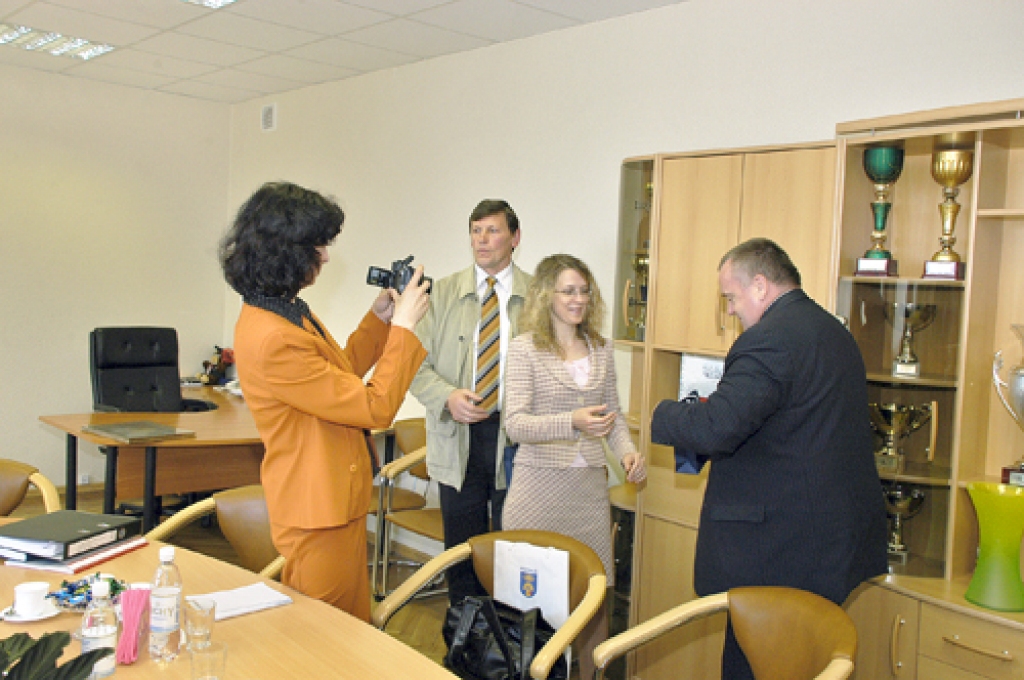 Īsās vizītes noslēgumā Bauskas rajona Padomes priekšsēdētāja vietnieks Valdis Veips (no labās) kolēģiem no Lietuvas pasniedza piemiņas suvenīrus.
Autors: Ivars Bogdanovs