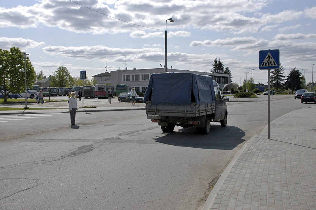 Slimnīcas iela pretim viesnīcai. Te ierīkota gājēju pāreja, taču automobiļi neviens nepiestāj, cilvēkiem atliek vien ielas malā gaidīt, kad varēs šķērsot brauktuvi.
Autors: Ivars Bogdanovs