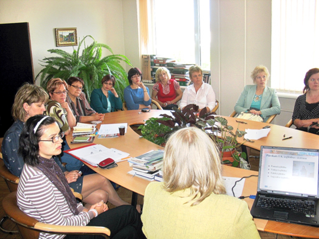 Bauskas rajona Padomes speciālistes ieklausās kolēģu stāstījumā. Prezentāciju bija sagatavojušas – Jana Patmalniece (no kreisās), Inga Ūbele (trešā no kreisās), Baiba Marčenkova (trešā no labās) u. c.
Autors: Kristīne Straujā