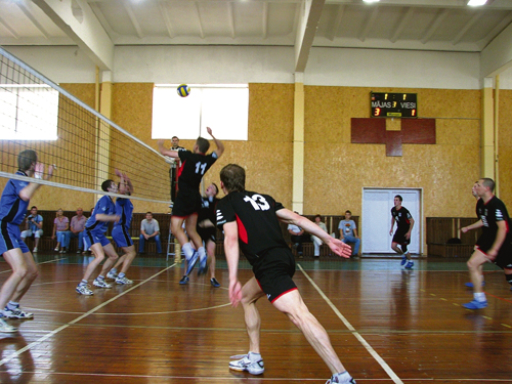 Aivars Petruševics (pirmais no kreisās), Latvijas izlases kandidāts, Bauskas rajona izlasē bija galvenais balsts 2. olimpiādes visās priekšsacīkšu spēlēs.
Autors: Juris Iļņickis