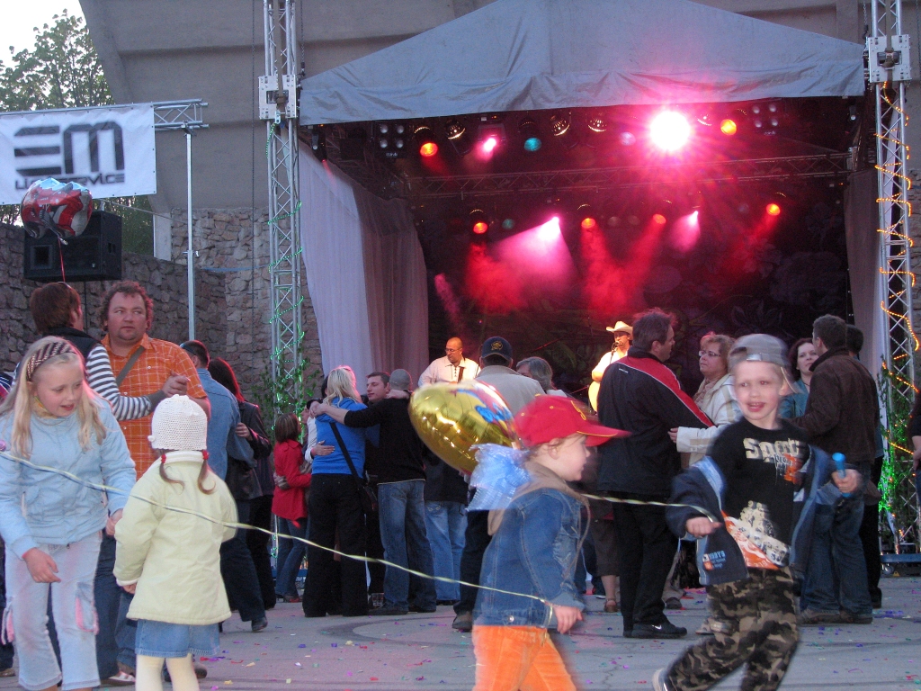 Grupa «Apvedceļš» uzstājās pirmā Bauskas pilskalna estrādes sezonas atklāšanas koncertā. Daudzi apmeklētāji atzina, ka uz šo pasākumu devušies tieši tāpēc, lai klausītos iemīļotās grupas melodijas, kurām varētu dungot līdzi, kā arī uzgriezt valša soļus.  
Autors: Laimonis Šulcs