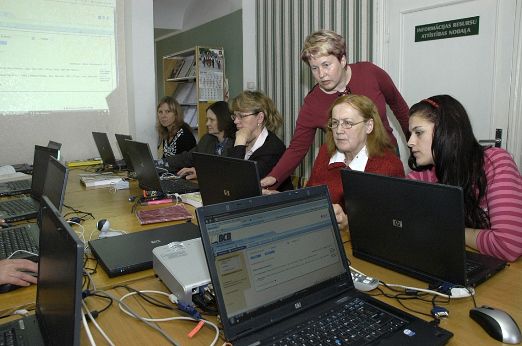 Bauskas CB interneta lasītavas vadītāja Ērika Pelcere (stāv) māca izmantot elektroniskās datu bāzes Kristīnei Čakānei (no labās) no Brunavas 1., Ārijai Kučinskai no Svitenes, Ritai Matuševai no Stelpes, Ivetai Kubliņai no Bauskas Centrālās un Zaigai Stankevicai no Ozolaines bibliotēkas.
Autors: Ivars Bogdanovs