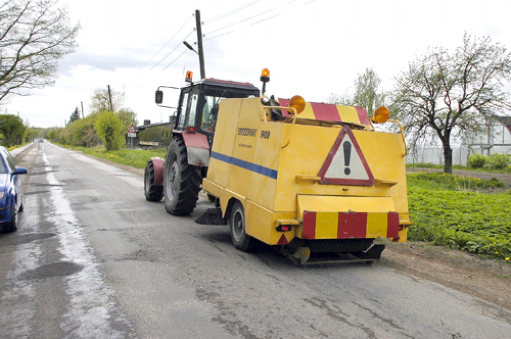 Bauskas ceļu rajona Iecavas iecirkņa darbinieki ielu uzkopšanas  ierīci sāka izmantot šonedēļ Baldones (attēlā) un citās Iecavas ielās.
Autors: Ivars Bogdanovs