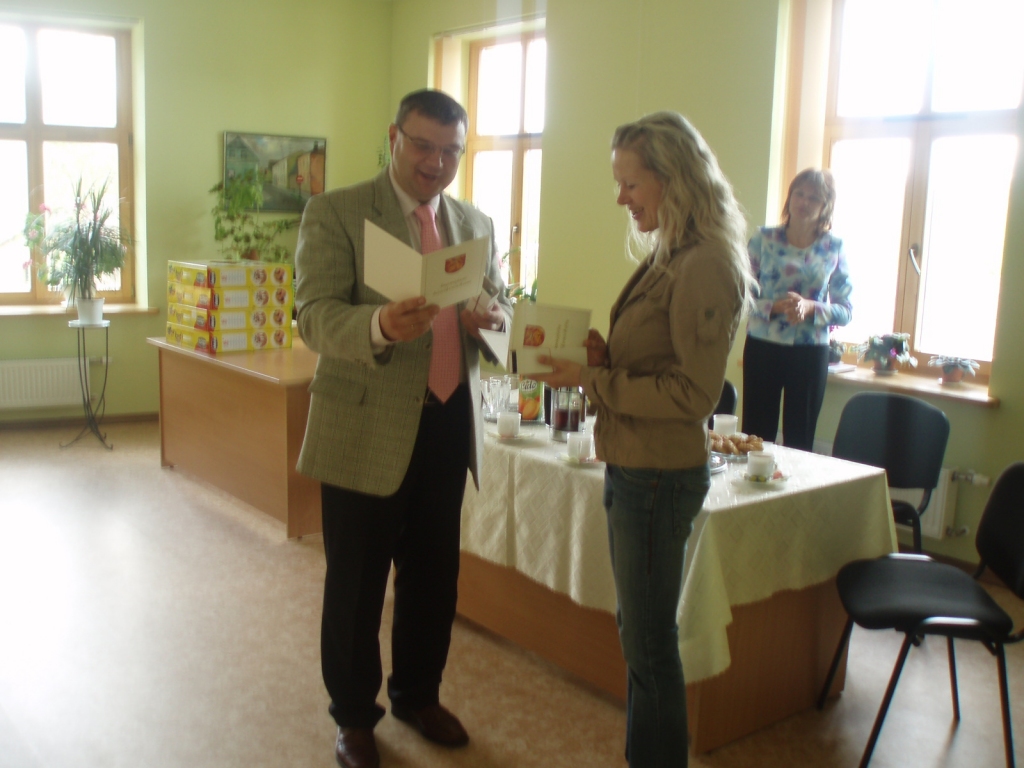 Gianeju Zaļkalni apsveica Bauskas pilsētas Domes priekšsēdētājas vietnieks Māris Freimanis, kurš māmiņai dāvināja sudraba karotītes un rotaļlietas dvīnītēm.
Autors: Vivita Kuzmenko