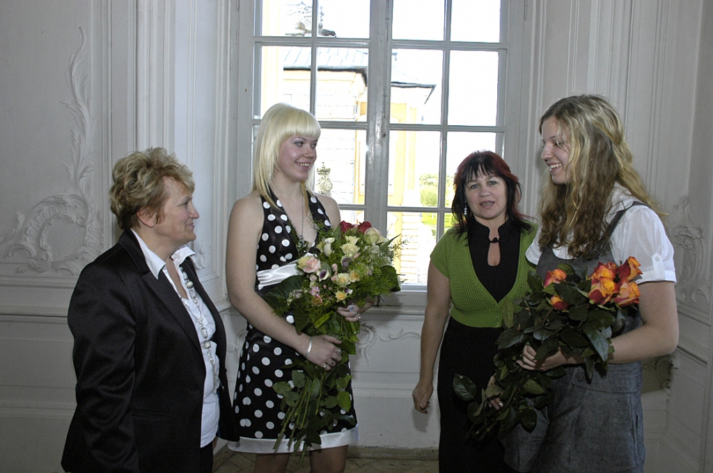 Līdz ar titula «Gada skolēns» ieguvējām Sabīni Kalderausku (otrā no kreisās) un Gintu Bērziņu (pirmā no labās) priecājas meiteņu klases audzinātājas Silvija Dubulte (no kreisās) un Dina Ālmane.
Autors: Ivars Bogdanovs