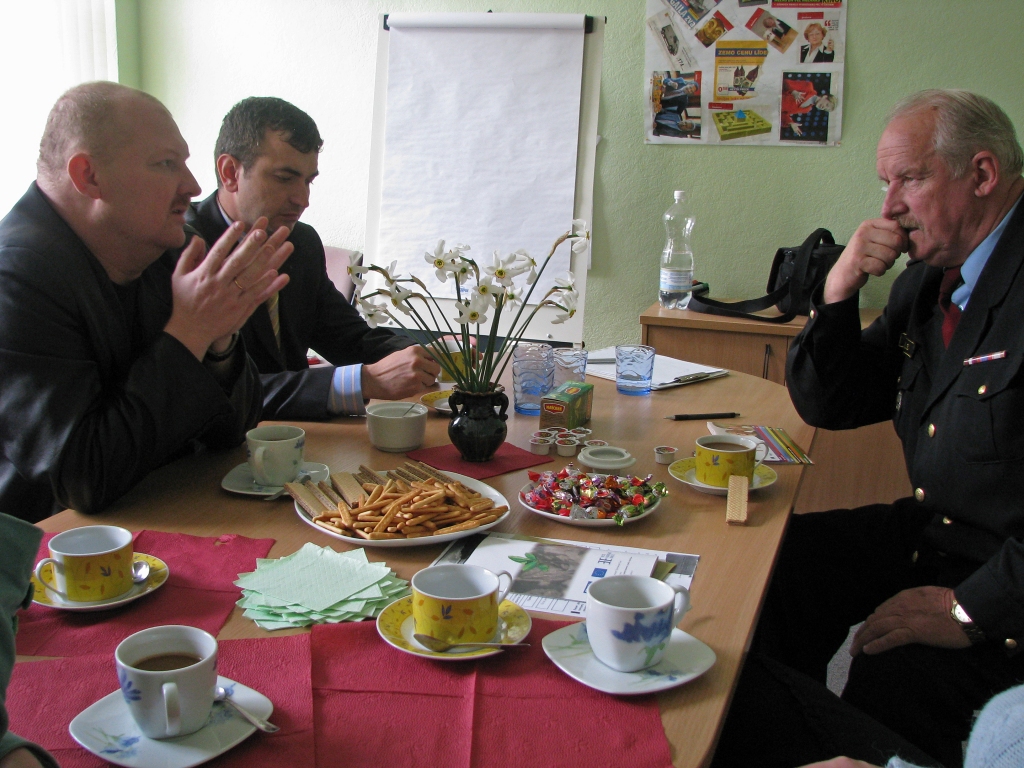 Bauskas pilsētas kārtībnieks Aldonis Buls (no labās) ieklausās Moldovas Republikas Probācijas dienesta priekšnieka Vladimira Popa (no kreisās) un Tieslietu ministrijas pārstāvja Romāna Talmača stāstītajā.
Autors: Vilnis Auzāns
