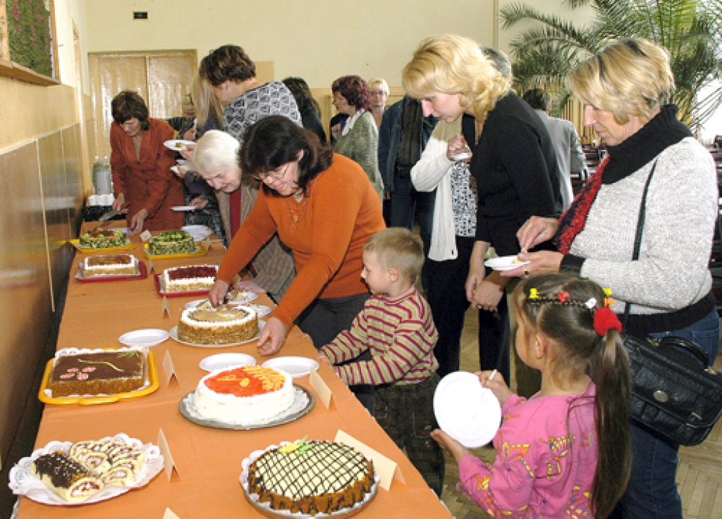 Saulaines profesionālajā vidusskolā tikšanās noslēgums ar māmiņām izvērtās salds un sirsnīgs, nogaršojot audzēkņu gatavotos kārumus. 
Autors: Ivars Bogdanovs