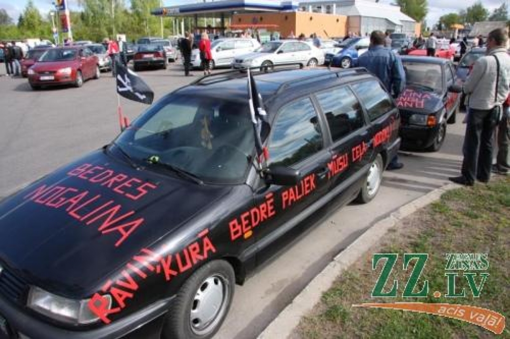 Jelgavnieki protestē pret bedrēm.
Autors: www.zz.lv