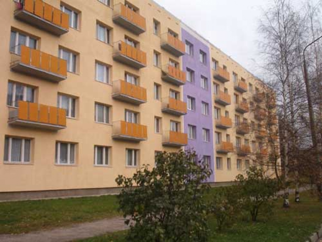  60 dzīvokļu dzīvojamās ēkas renovācija Pils ielā 36, Alūksnē, būvizmaksas 2003. gadā bija Ls43029
Autors: www.aluksne.lv