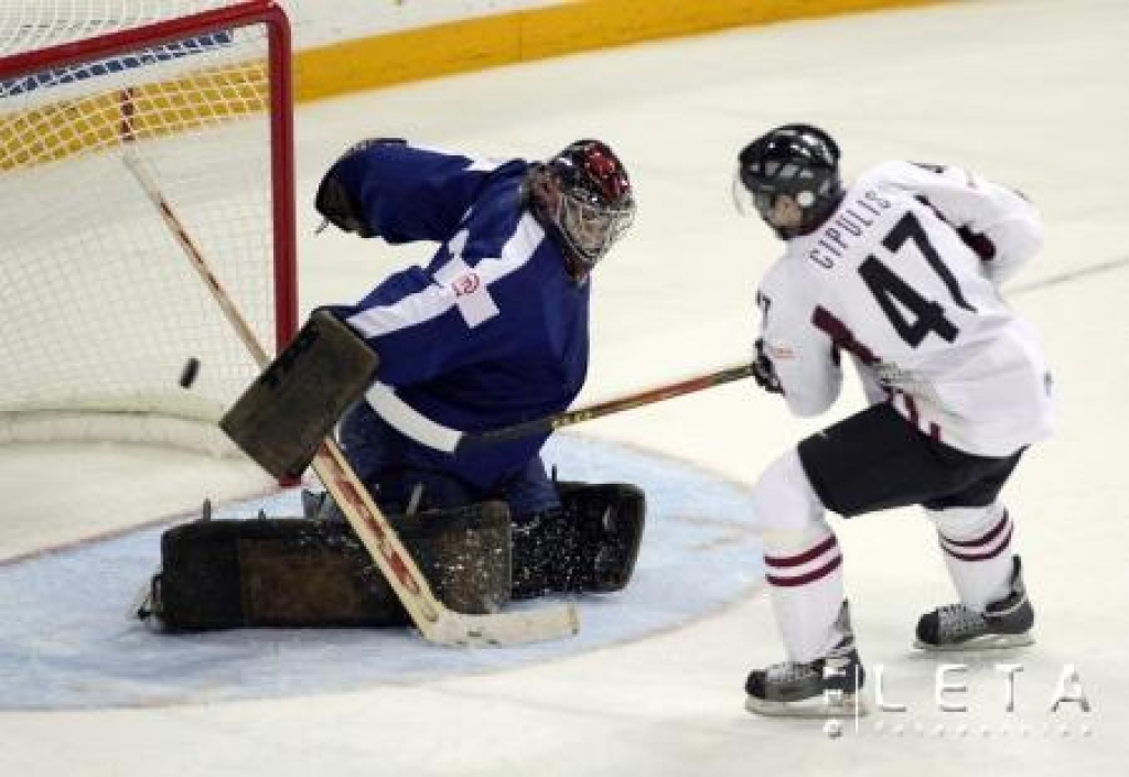07.05.2008. Latvijas izlases hokejists Mārtiņš Cipulis (no labās) pasaules hokeja čempionāta spēlē pret Slovēniju nerealizē soda metienu pret Robertu Krištanu. Mačā Latvijas izlase izcīnīja uzvaru ar rezultātu 3:0.
Autors: AFP/LETA