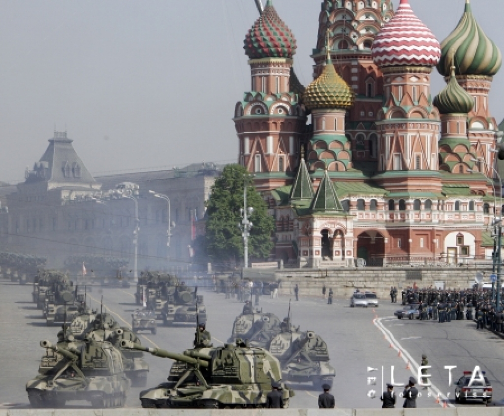 05.05.2008. Tanki Maskavas Sarkanajā laukumā 5.maijā piedalās Uzvaras dienas parādes mēģinājumā.
Autors: AFP/LETA