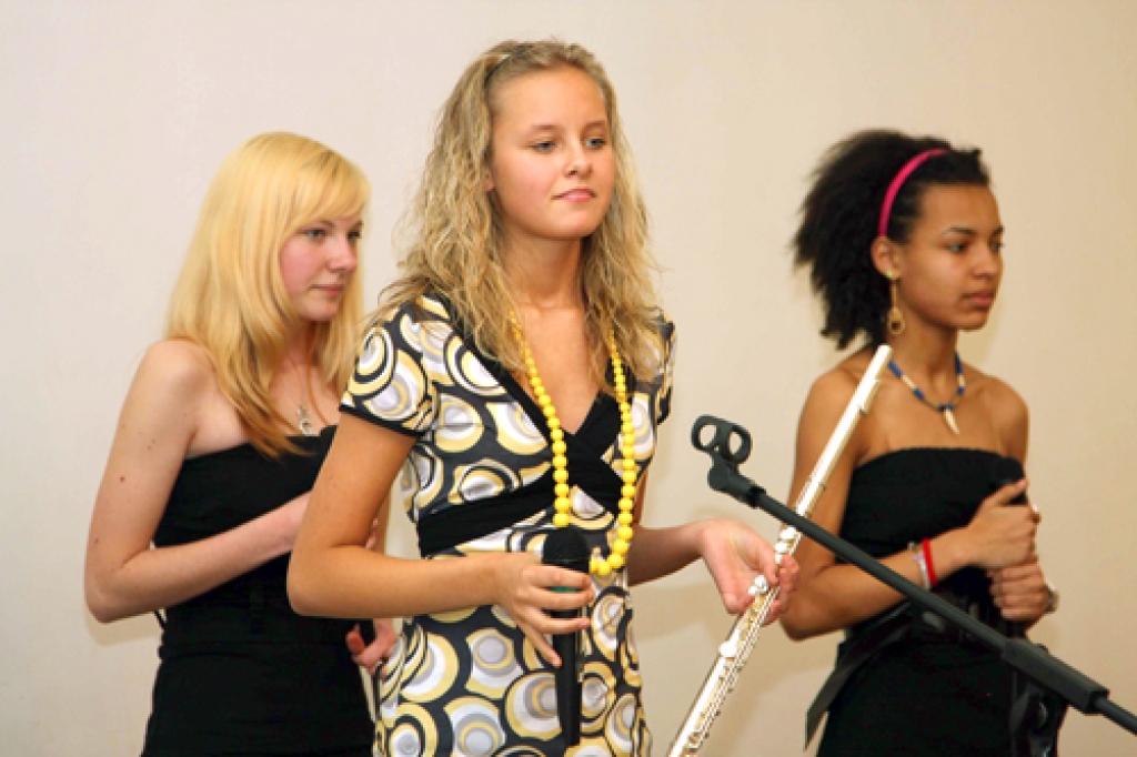 Ieva Karpoviča ar fona vokālistēm Kristu Esko (no kreisās) un Lingitu Linu Bopulu.
Autors: No albuma.