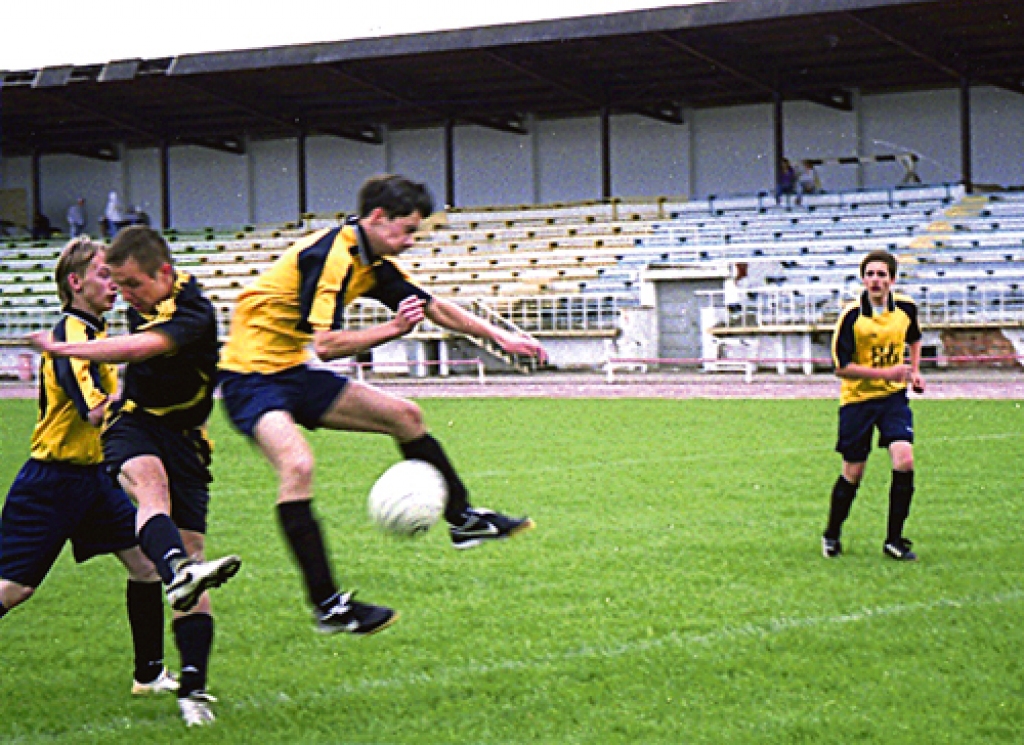 Kaut arī līņāja, jaunie futbolisti jutās labi, jo rekonstrukcijas gaitā laukums ir pārvērties un sagādā prieku visu paaudžu kājbumbas cienītājiem.
Autors: Laimonis Šulcs