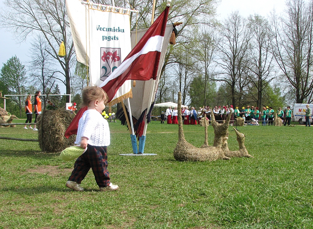 Mazā Rasa drošā solī dodas uz sava, Vecumnieku pagasta svētkiem.
Autors: Vilnis Auzāns