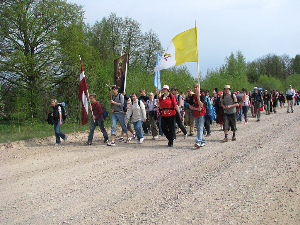 Svētceļniekus „Bauskas Dzīve” 3. maijā sastapa, ejot no Vecumniekiem uz Bruknu. 
Autors: Vilnis Auzāns