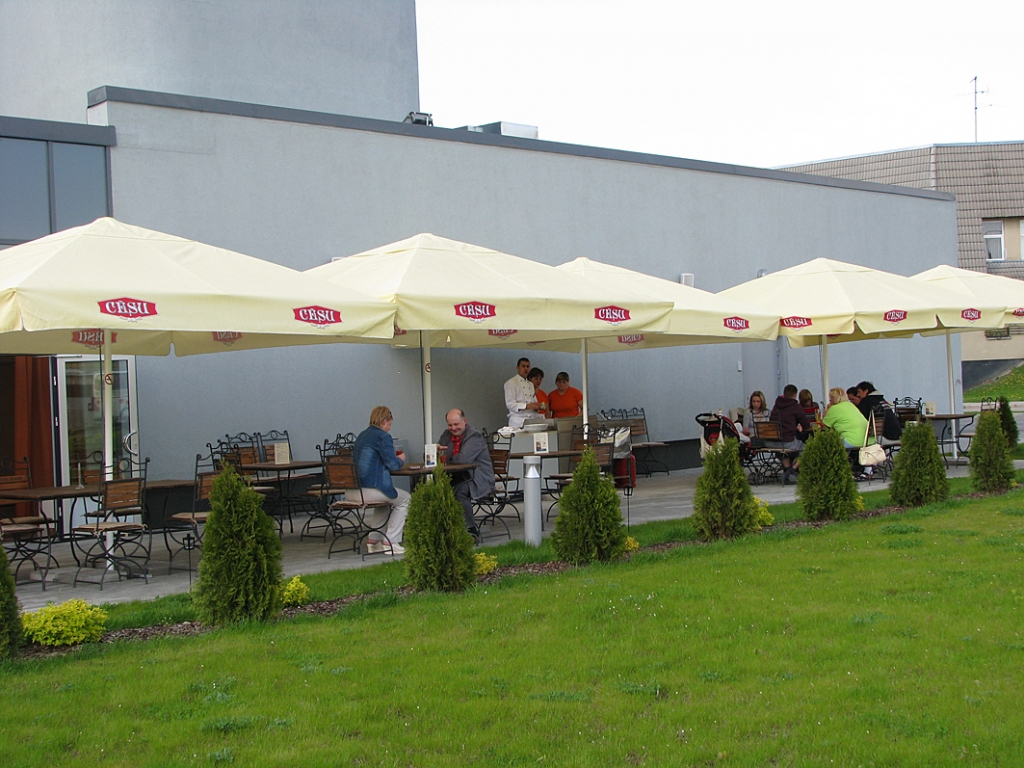 Bauskas viesnīcas „Day&Night” restorāna „Orangery” vasaras terase ir pirmā šosezon pilsētā atklātā ēstuve brīvā dabā. 
Autors: Vilnis Auzāns