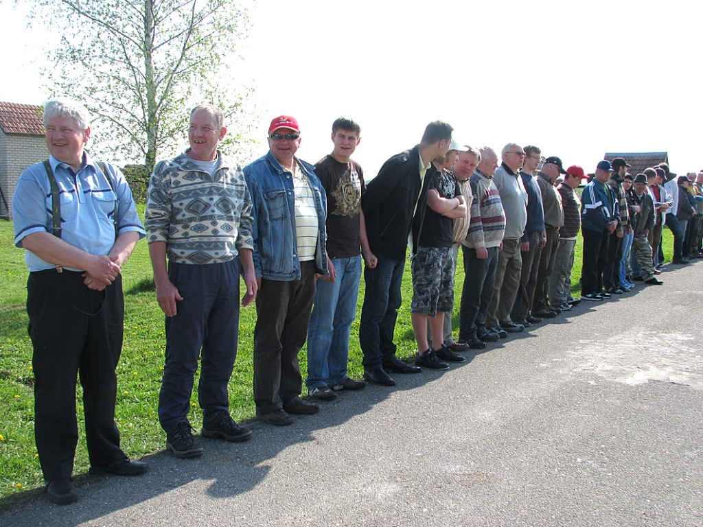 Šaušanas sacensību dalībnieki gaida galvenā tiesneša Ērika Upelnieka uzrunu.
Autors: Vilnis Auzāns