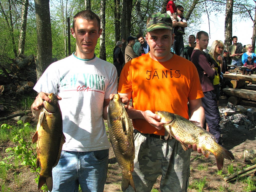 Makšķerēšanas sacensībās bangu dīķi lielākās zivis ieguva Ivo Druseiks (no kreisās)  un Jānis Borkovskis.
Autors: Vilnis Auzāns