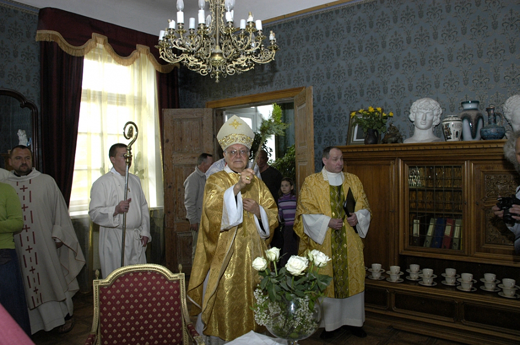 Jelgavas diecēzes bīskaps Viņa Ekselence Antons Justs iesvētīja kapelu un kopienas dzīvojamo ēku.
Autors: Ivars Bogdanovs