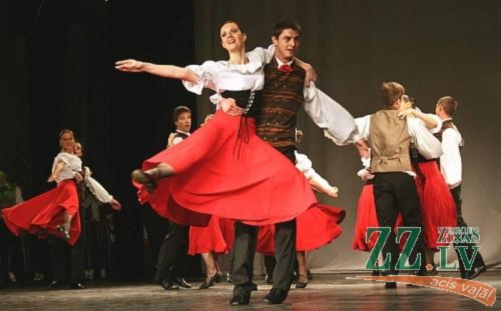 Bauskas pilsētas tautas nama tautas deju ansamblis «Jandāls», vadītāja - Tamāra Ļisovcova.
Autors: www.zz.lv