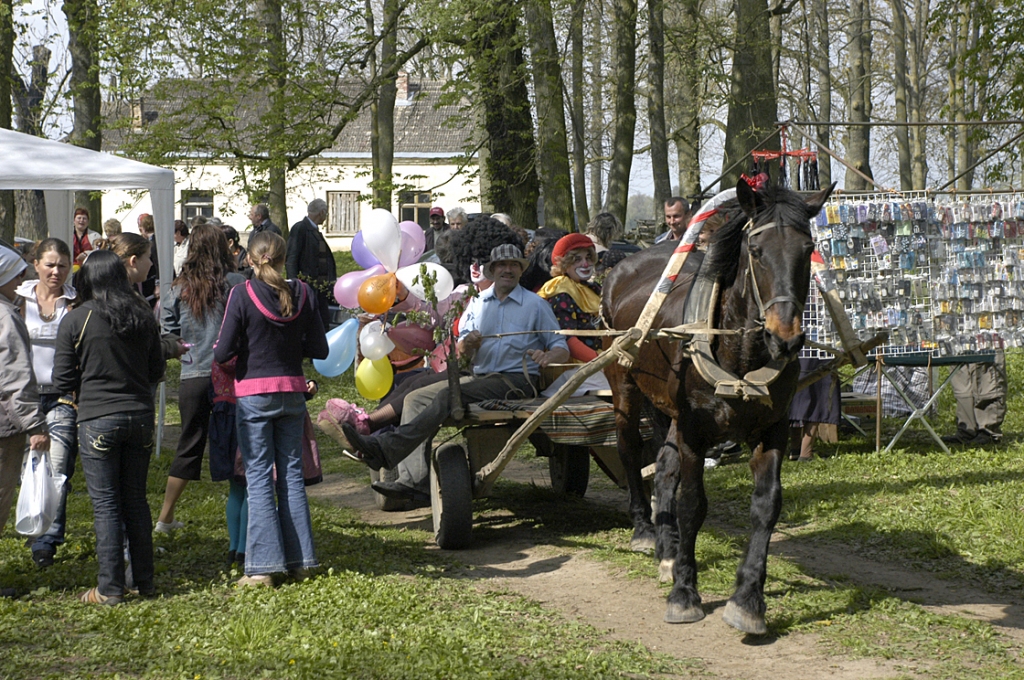 Ermoņikām spēlējot, Viesturu parkā ierodas klauni un čigāni – ambrāža ir klāt un «Lielais bazārs» pasludināts par atvērtu.
Autors: Ivars Bogdanovs