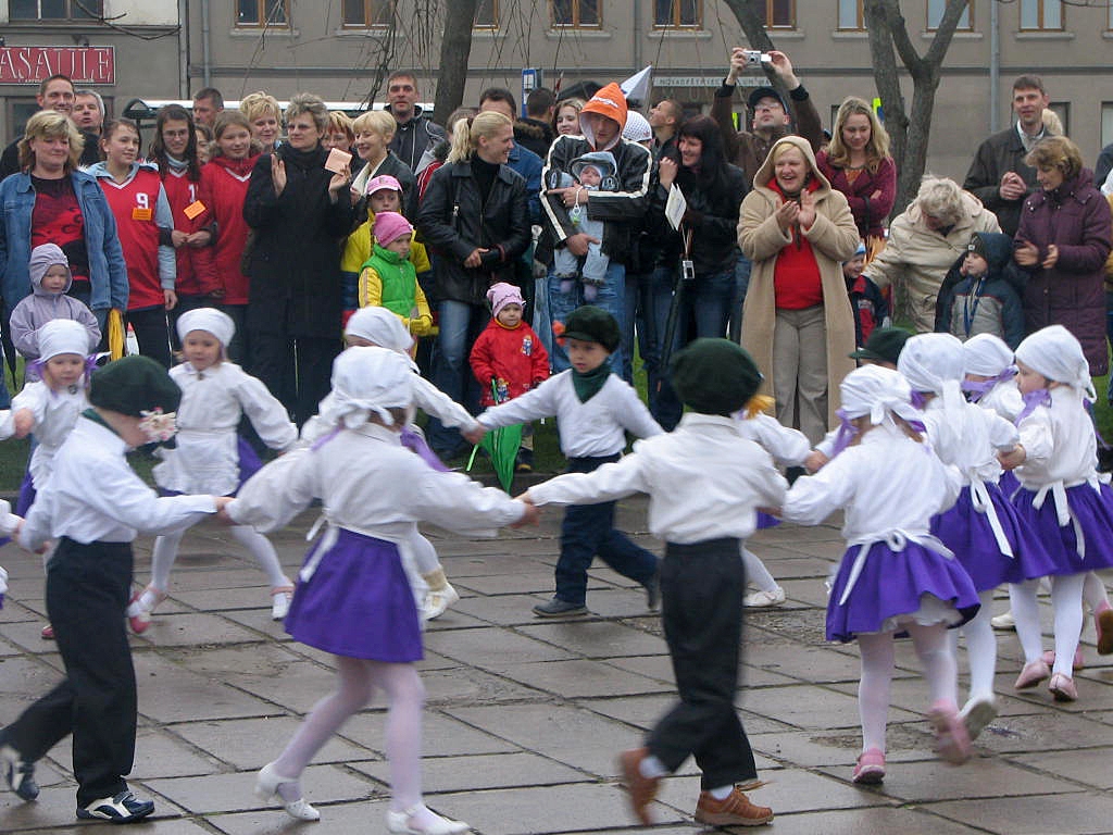 Sezonas atklāšanas sarīkojumā pērn Rātslaukumā dejoja Bauskas rajona Bērnu un jauniešu centra tautas deju kopas «Mēmelīte» visjaunākie dalībnieki.  
Autors: Foto no TIC arhīva.