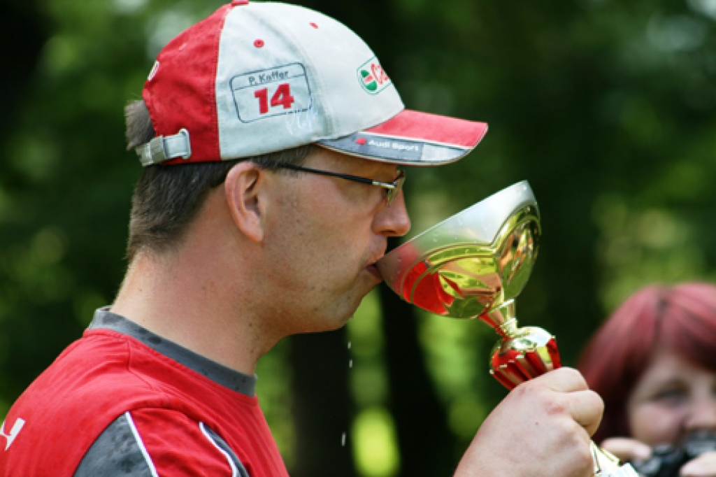 Varonīgais ZAZ pilots Dāvis Arājs izdzer 3. vietas kausu, kam gan, viņaprāt, esot mazliet vilšanās rūgtuma garša.
Autors: Artūrs Enkurs