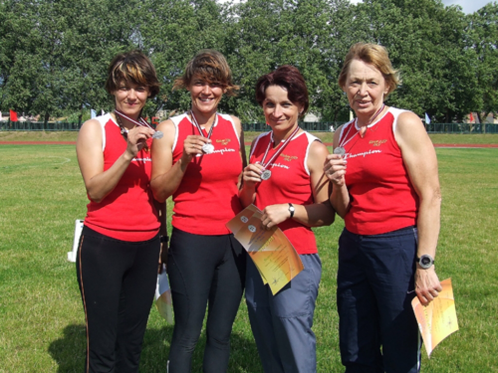 Foto – Bauskas pilsētas komandas vieglatlētes Vilija Akermane (no labās), Solvita Rotberga, Ingūna Naika un Evija Šveca zviedru stafetes skrējienā izcīnīja otro vietu.
Autors: A. Jakubovska