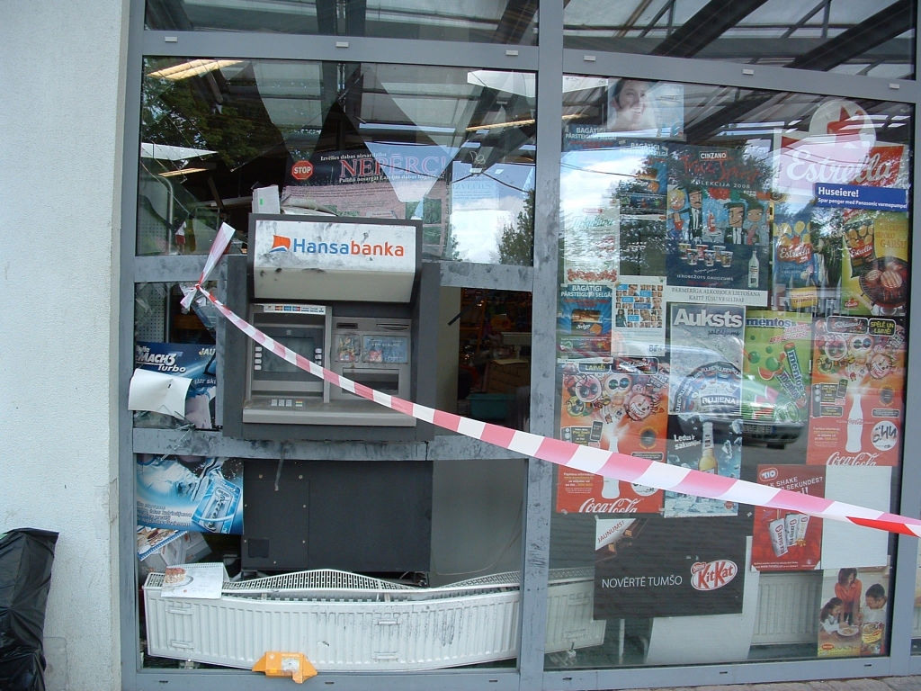 Visi, kuri šodien Vecumniekos steidzīgā solī dodas pie bankomāta, lai izņemtu naudu, atduras pret norobežojošo lenti.
Autors: Žanna Zālīte