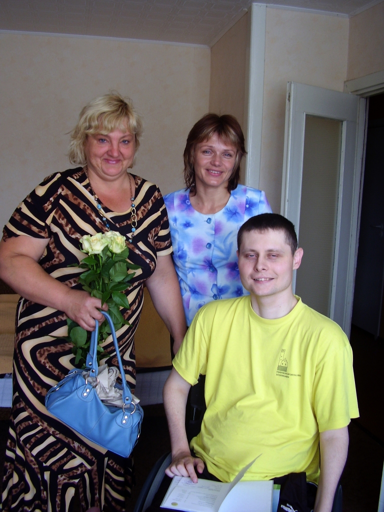 Bauskas Domes centra «Ābele» sociālā darbiniece (no kreisās) Ineta Niedra un vadītāja Iveta Kubliņa 27. jūnijā apmeklēja Denisu Juhņeviču mājās, sveicot viņu ar profesijas iegūšanu. 
Autors: Inga Muižniece